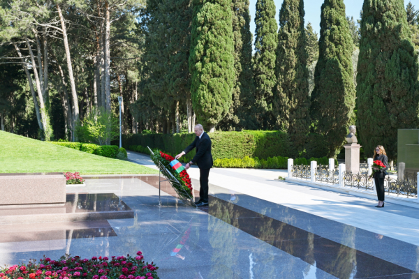 Prezident İlham Əliyev və birinci xanım Mehriban Əliyeva Fəxri xiyabanda Ulu Öndər Heydər Əliyevin m